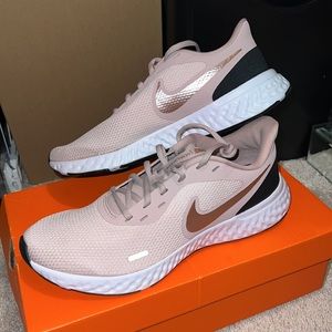 NIKE Revolution 5 Barely Rose
